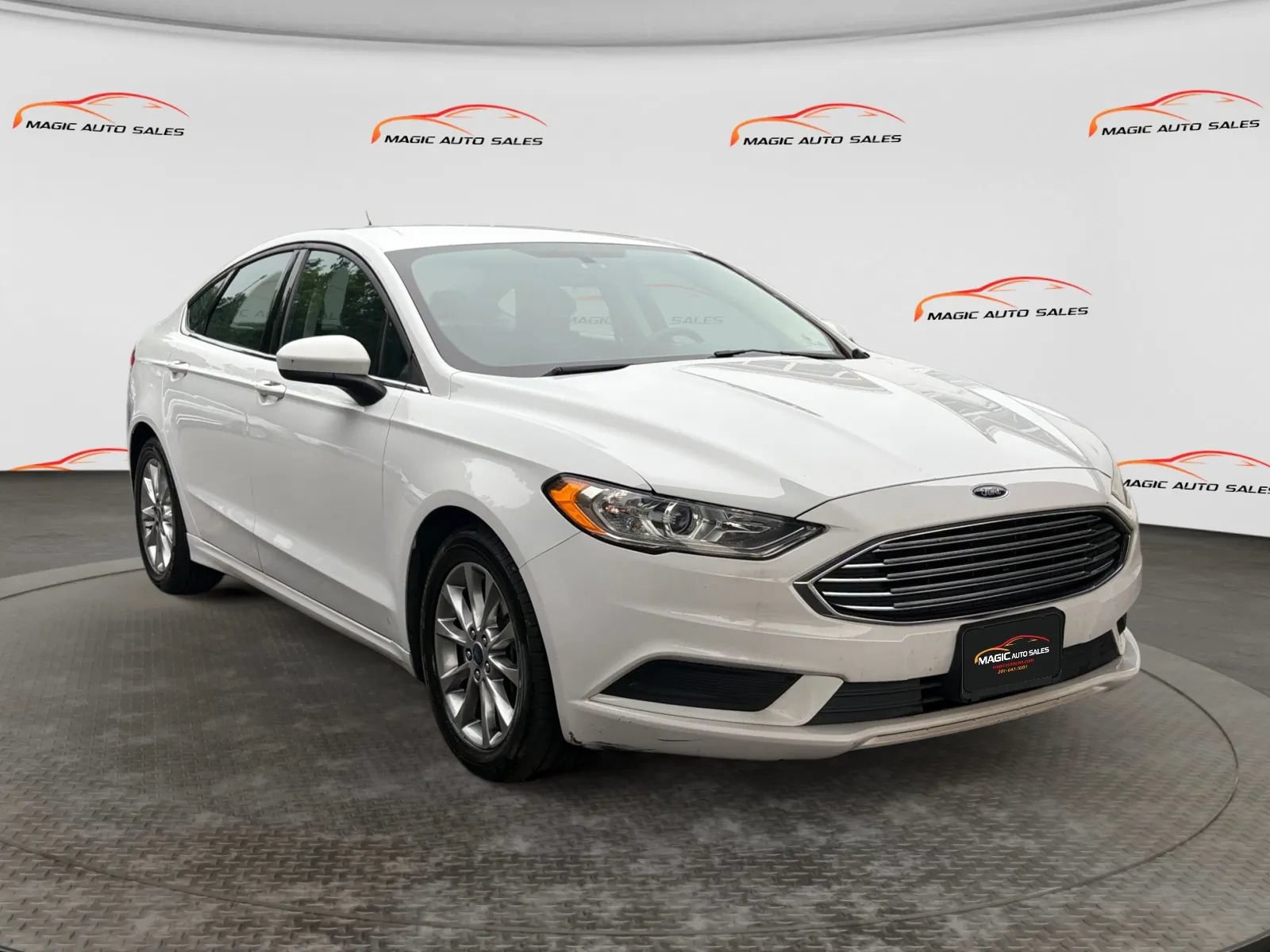Used 2017 Ford Fusion SE w/ Fusion SE Technology Package FWD image 5