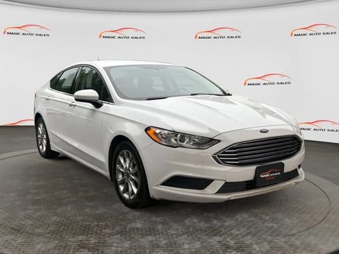 Used 2017 Ford Fusion SE w/ Fusion SE Technology Package FWD image 4