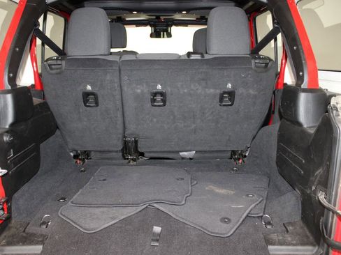 Used 2025 Jeep Wrangler Unlimited Sahara AWD/4WD image 13
