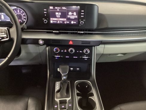 Used 2024 Kia Carnival LX FWD image 11