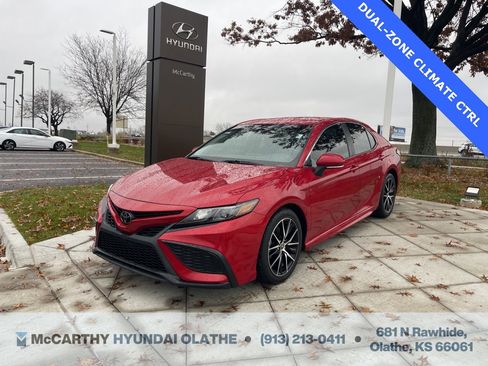Used 2022 Toyota Camry SE image 1
