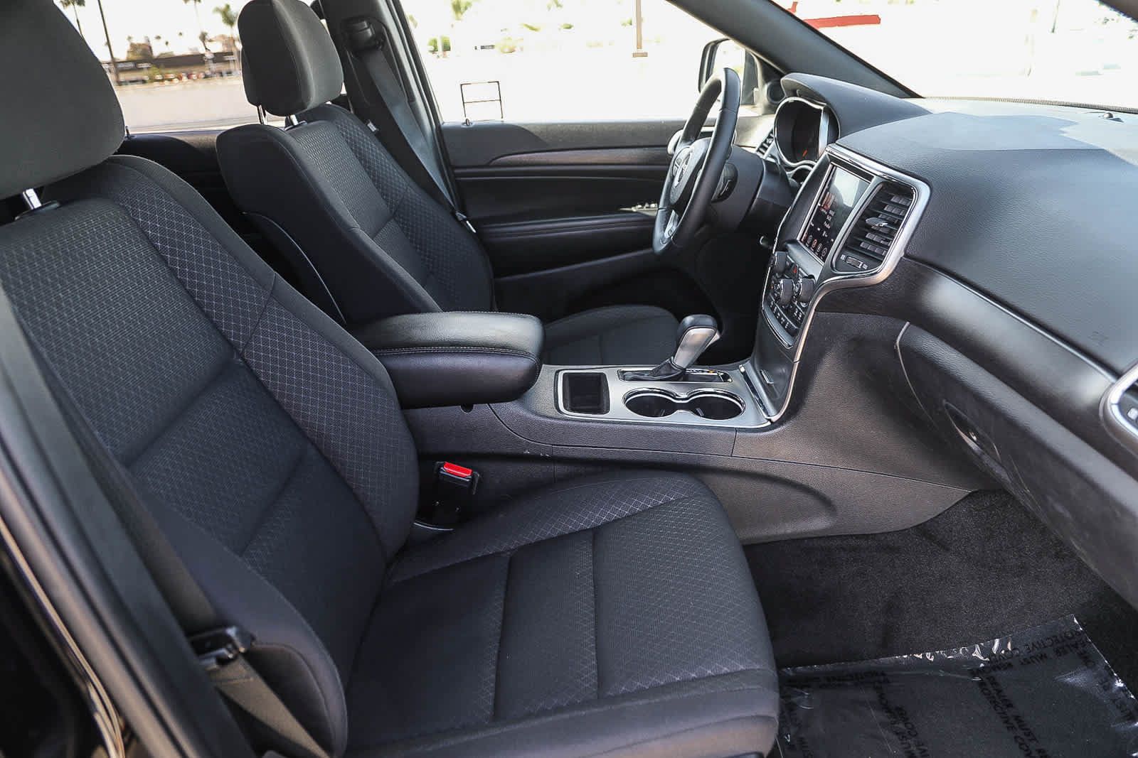 Used 2018 Jeep Grand Cherokee Laredo RWD image 16