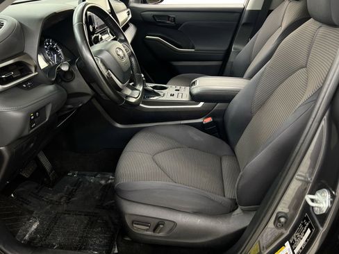 Used 2023 Toyota Highlander LE image 2