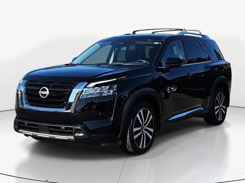 Used 2024 Nissan Pathfinder Platinum w/ Cargo Package image 10