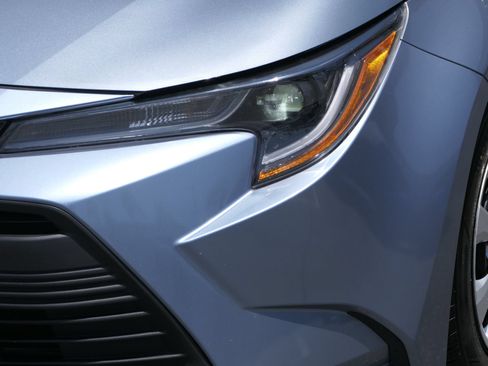 Used 2023 Toyota Corolla LE FWD image 9