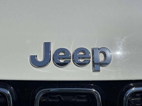 Used 2018 Jeep Compass Latitude FWD image 3