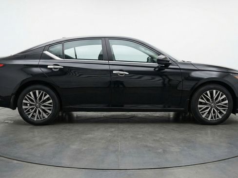 Used 2025 Nissan Altima 2.5 SV image 11