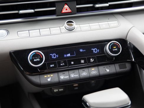 Used 2025 Hyundai Elantra SEL image 15