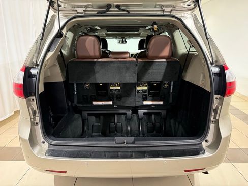 Used 2017 Toyota Sienna Limited Premium image 12