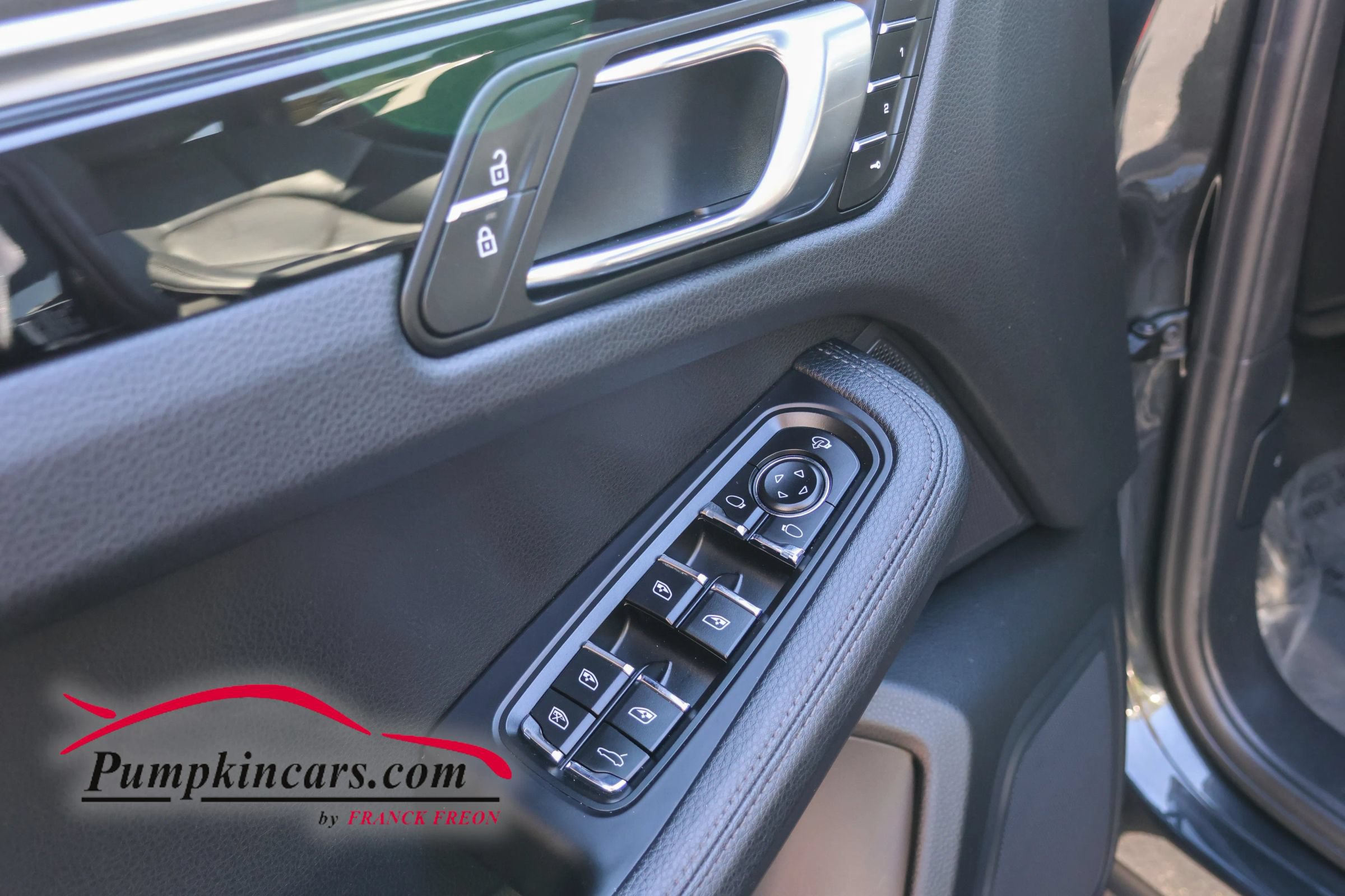 Used 2023 Porsche Macan AWD/4WD image 16