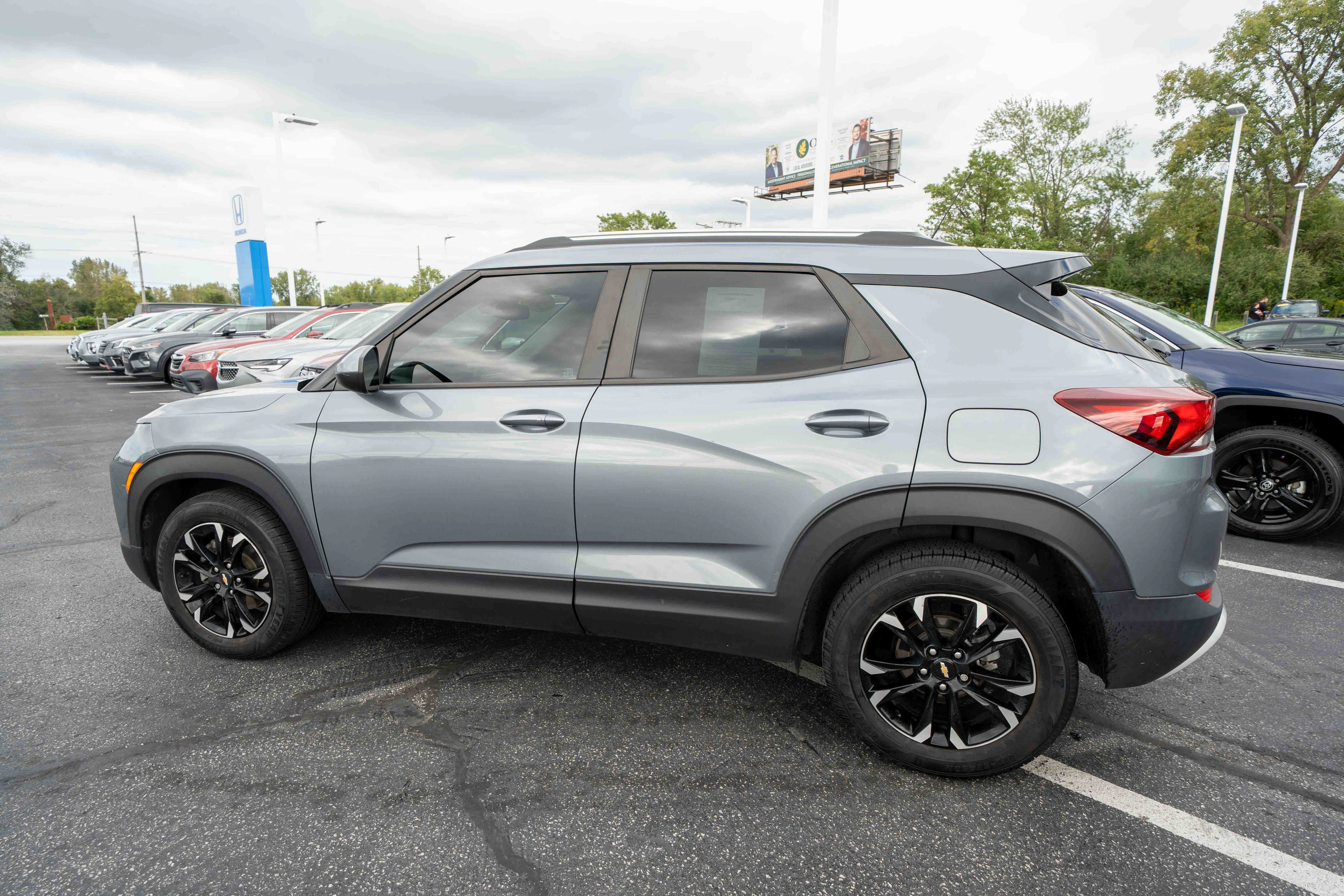 Used 2021 Chevrolet TrailBlazer LT w/ Sun and Liftgate Package FWD image 4