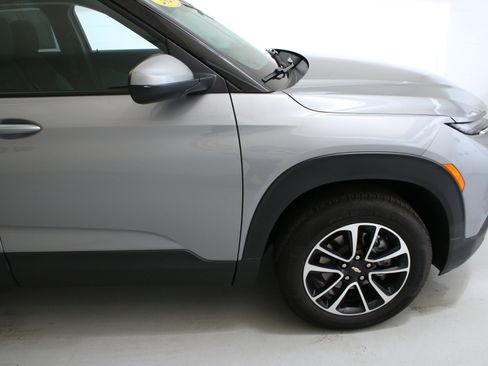 Used 2024 Chevrolet TrailBlazer LT w/ Convenience Package AWD/4WD image 11