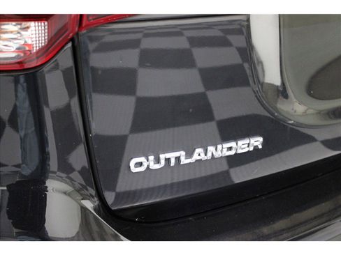 Used 2020 Mitsubishi Outlander ES image 16
