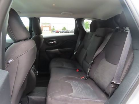 Used 2022 Jeep Cherokee Latitude w/ Comfort Safety Group AWD/4WD image 23