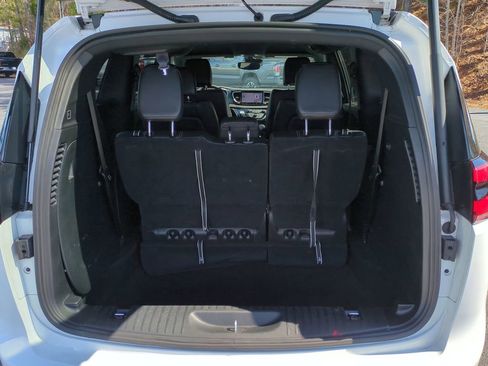 Used 2025 Chrysler Pacifica Select image 17