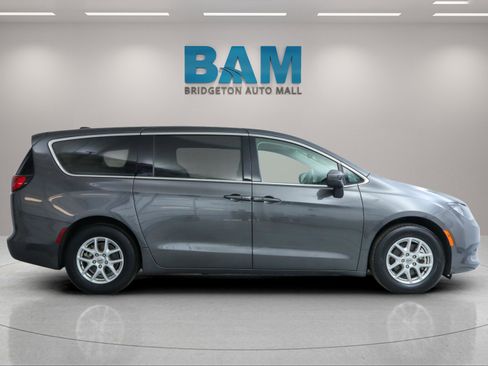 Used 2023 Chrysler Voyager LX image 8