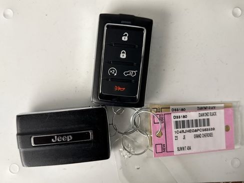 Used 2023 Jeep Grand Cherokee Summit AWD/4WD image 10