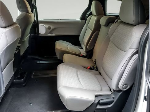 Used 2025 Toyota Sienna LE FWD image 10