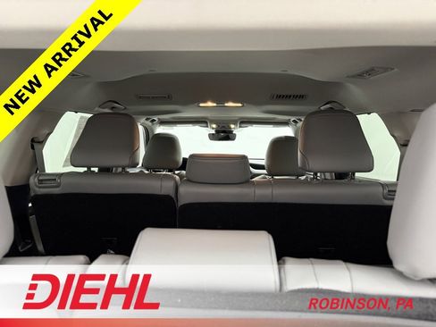 Used 2024 Toyota Highlander Limited image 9