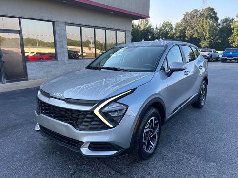Used 2023 Kia Sportage LX image 3