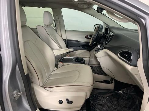 Used 2019 Chrysler Pacifica Limited w/ Advanced Safetytec Group FWD image 23