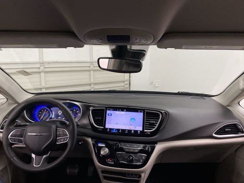 Used 2024 Chrysler Pacifica Touring-L FWD image 12