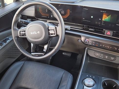 Used 2026 Kia Carnival LXS FWD image 5