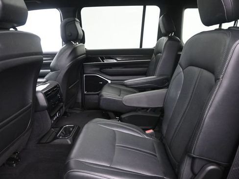 Used 2022 Jeep Wagoneer Series III w/ Premium Group I AWD/4WD image 18