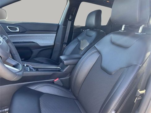 Used 2025 Jeep Compass Latitude image 8