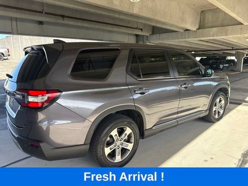 Used 2025 Honda Pilot EX-L image 18