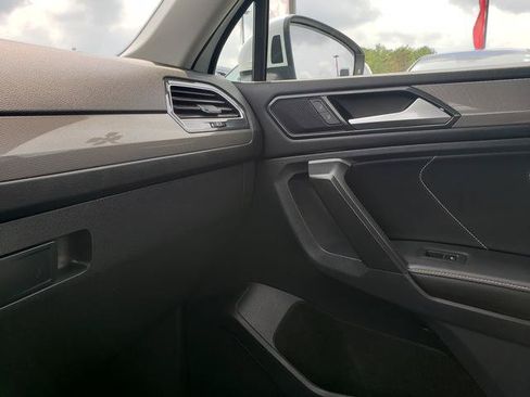 Used 2024 Volkswagen Tiguan SE AWD/4WD image 31