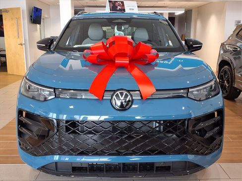 New 2026 Volkswagen Tiguan SE R-Line image 2