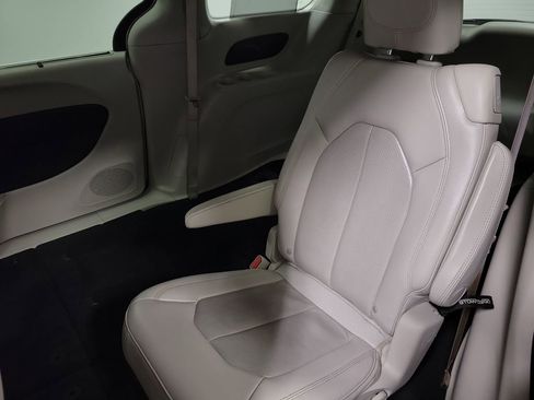 Used 2021 Chrysler Pacifica Touring-L image 19