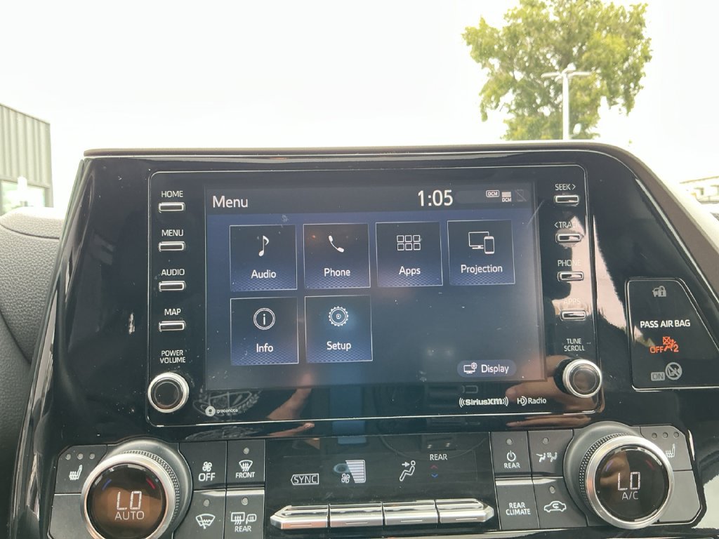 Used 2021 Toyota Highlander XLE AWD/4WD image 29