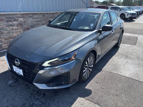 Used 2025 Nissan Altima 2.5 SV FWD image 2
