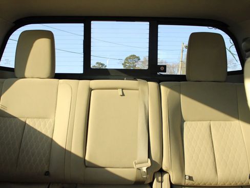 Used 2017 Nissan Titan SV image 17