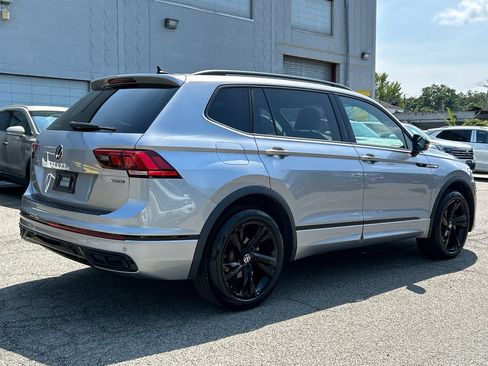 Used 2024 Volkswagen Tiguan SE R-Line AWD/4WD image 2