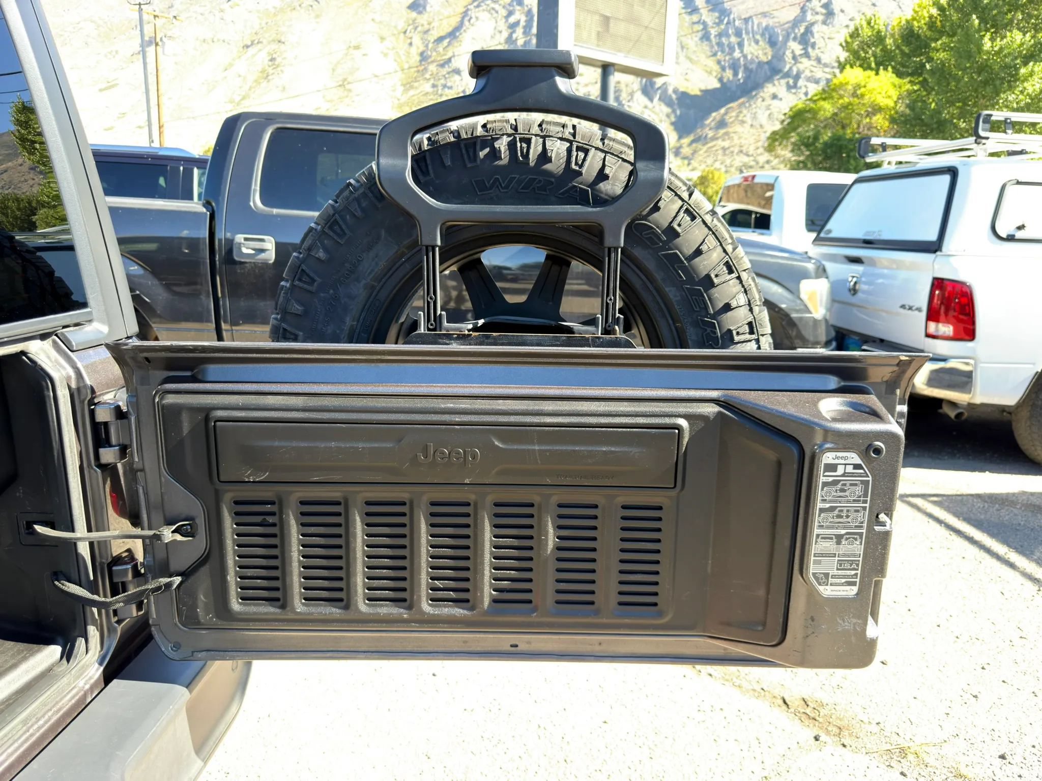 Used 2019 Jeep Wrangler Unlimited Sahara w/ Safety Group AWD/4WD image 24
