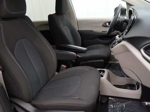 Used 2023 Chrysler Voyager LX image 42