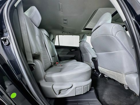 Used 2022 Toyota Highlander XLE AWD/4WD image 28