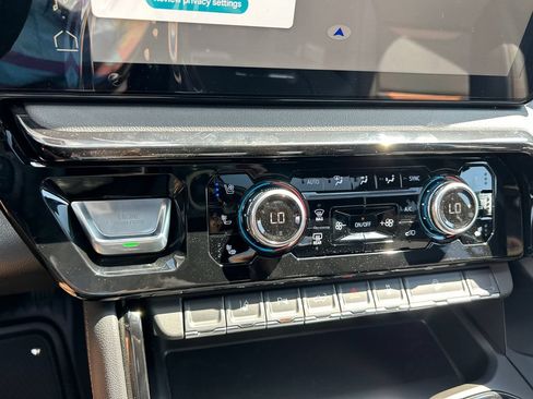 New 2026 GMC Sierra 2500 AT4 w/ AT4 Premium Plus Package AWD/4WD image 28