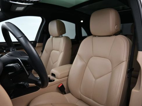 Certified 2025 Porsche Macan AWD/4WD image 5