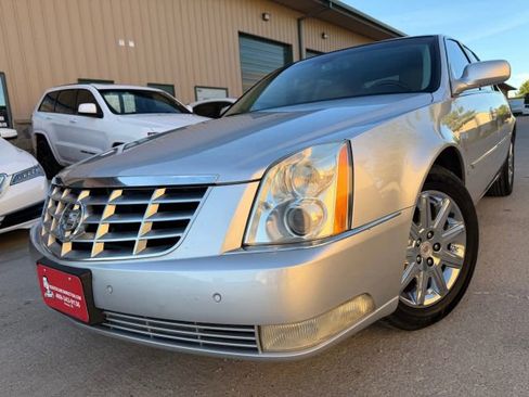 Used 2009 Cadillac DTS image 1