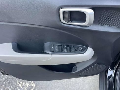 Used 2024 Hyundai Venue SEL FWD image 18