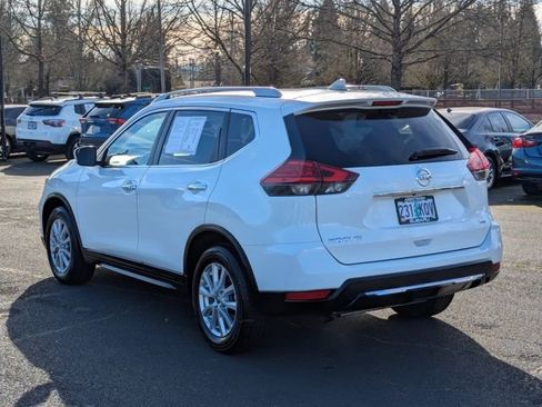 Used 2017 Nissan Rogue SV image 3
