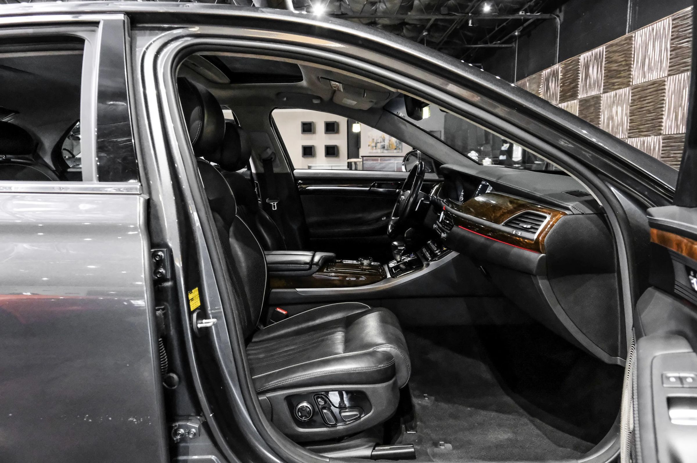Used 2018 Genesis G90 3.3T Premium AWD/4WD image 37