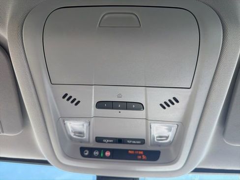 Used 2023 GMC Acadia SLT image 40