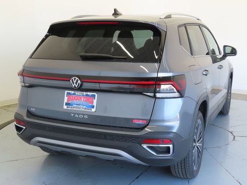 New 2026 Volkswagen Taos SE FWD image 4