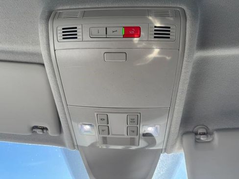 Used 2024 Volkswagen Tiguan SE image 25