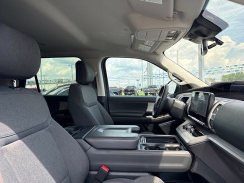 Used 2025 Ford Expedition Active AWD/4WD image 7